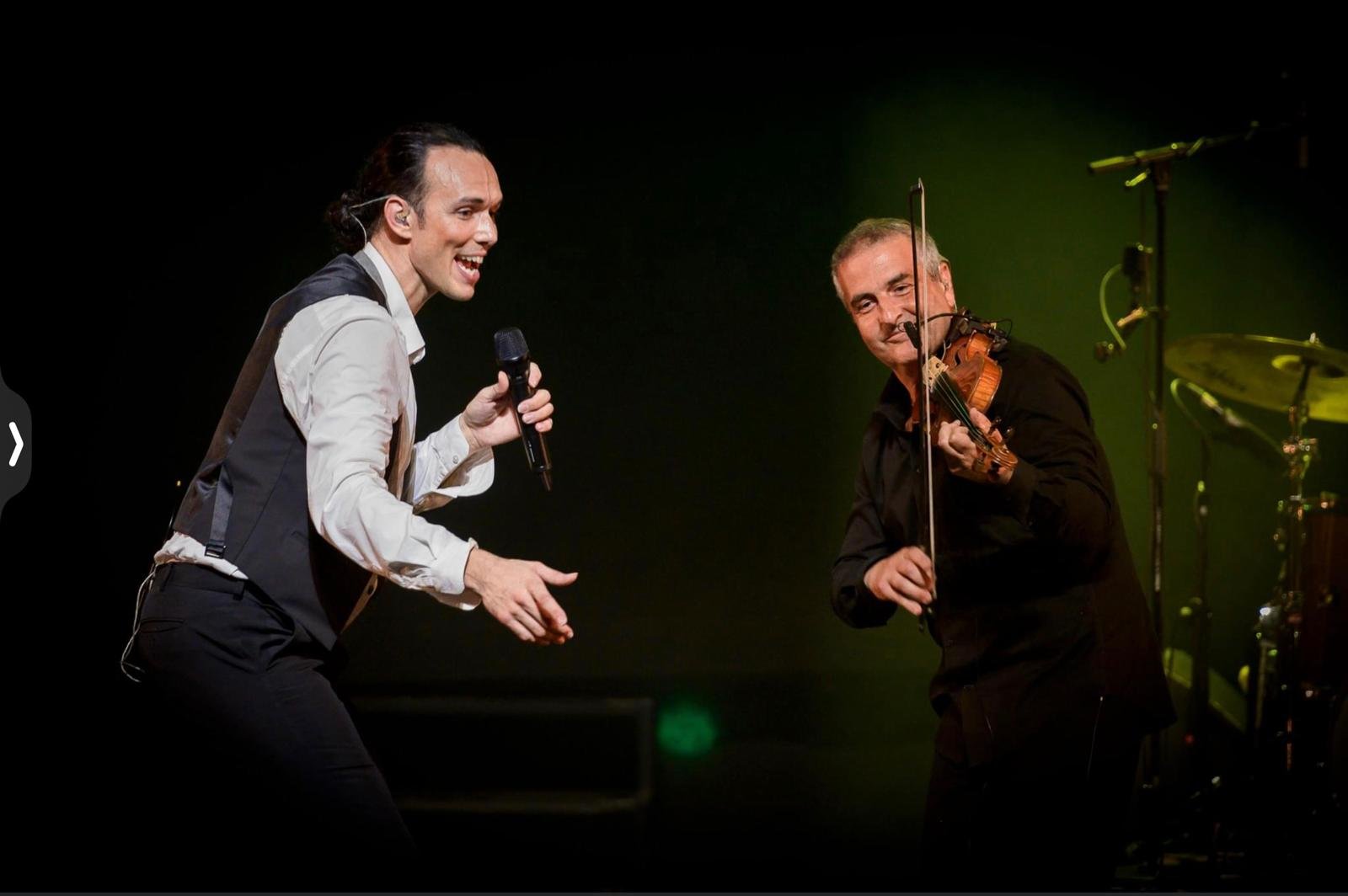 Claude Tedesco au violon aux côtés d'un chanteur